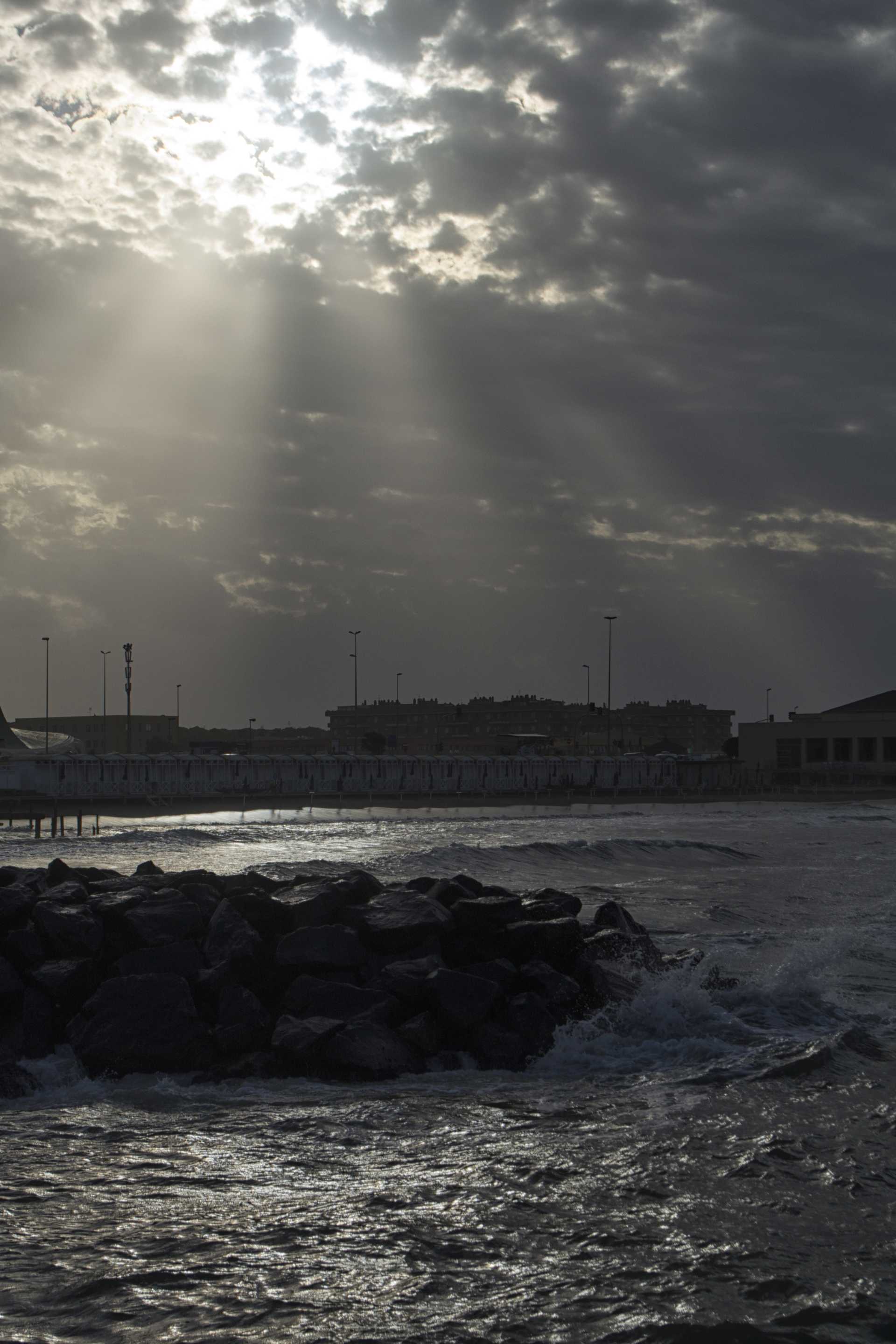 Perch ad Ostia si vede l''alba sul mare?